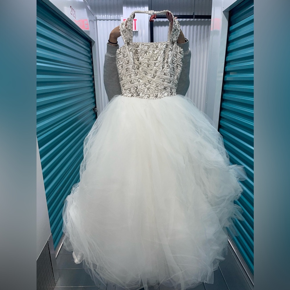 Preowned Eva Scaasi Wedding Dress (with veil & cathedral train included) Size 4